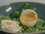 Petits Plats en équilibre - Salade de pois mange tout, petits pois et oeufs mollet